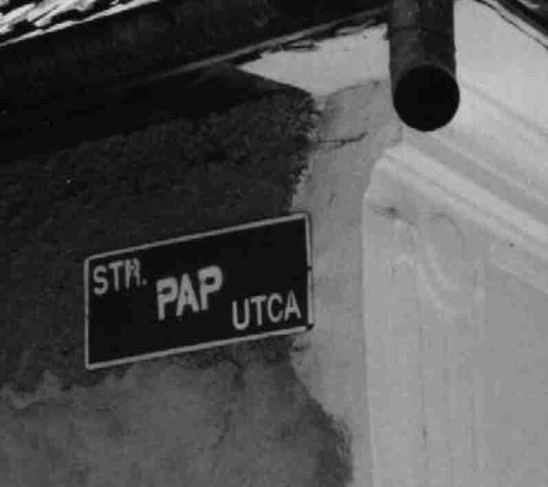 a real bi-lingual street sign: 'Str' for the Romanian word 'strada', 'utca' is the counterpart in Hungarian