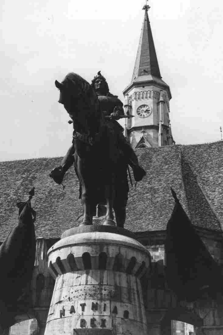 from the time when Cluj was still Kolosvár: The Mathyás rex statue in front of the protestant church